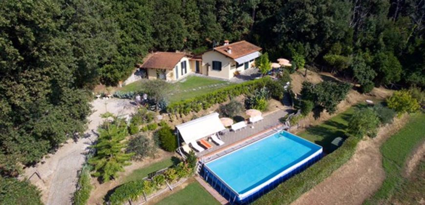 Villetta immersa nel verde con vista mare e piscina