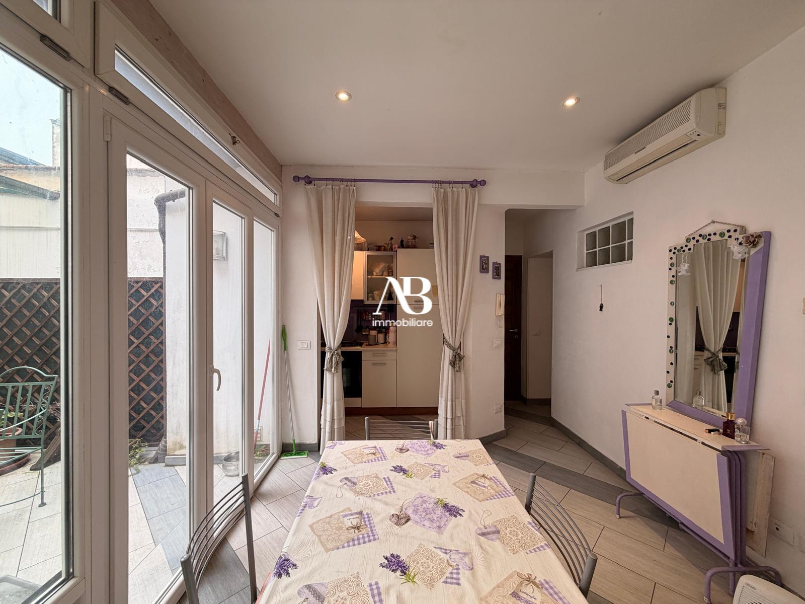 Casa di corte con 2 camere e 2 bagni