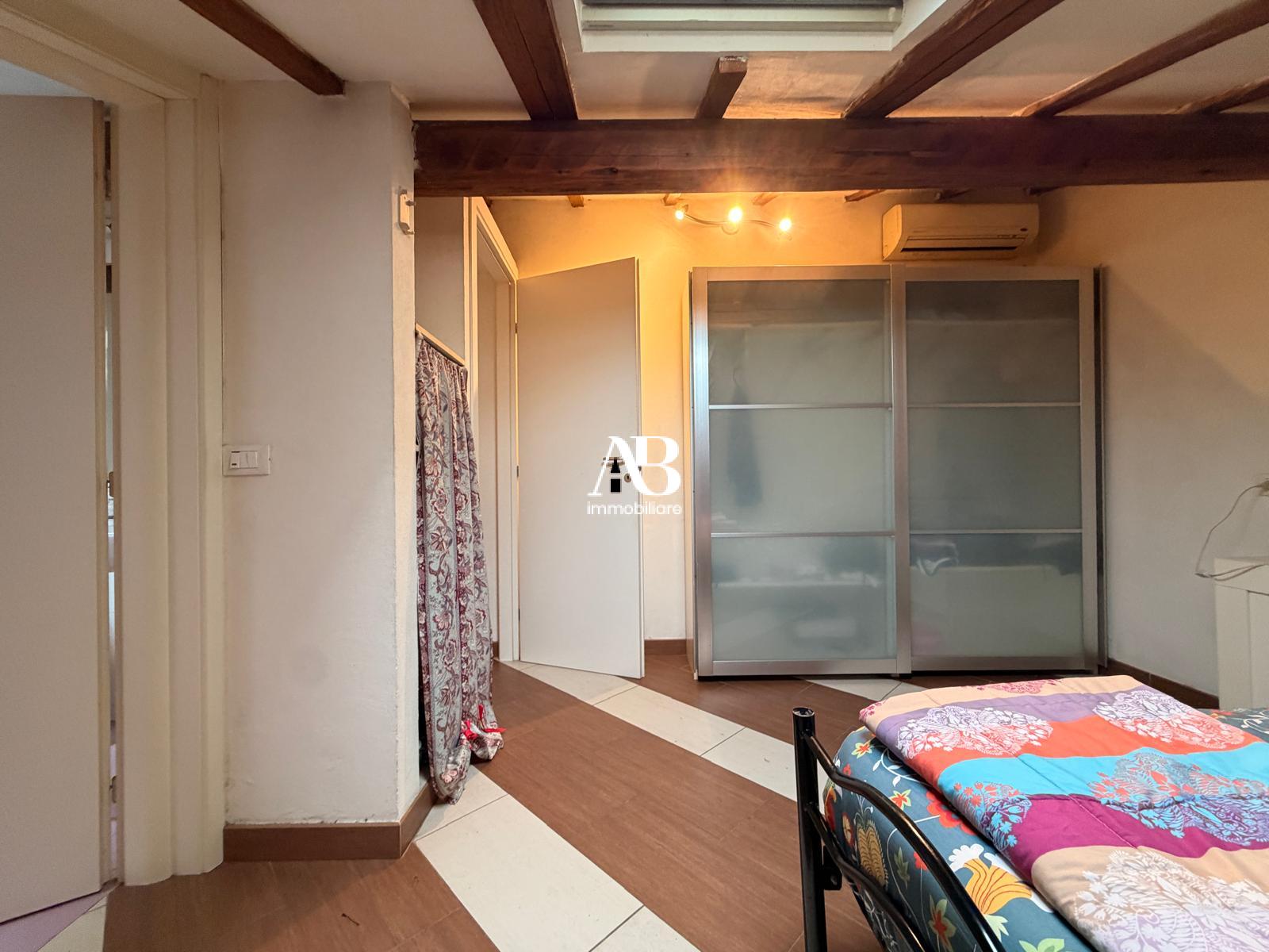 Casa di corte con 2 camere e 2 bagni